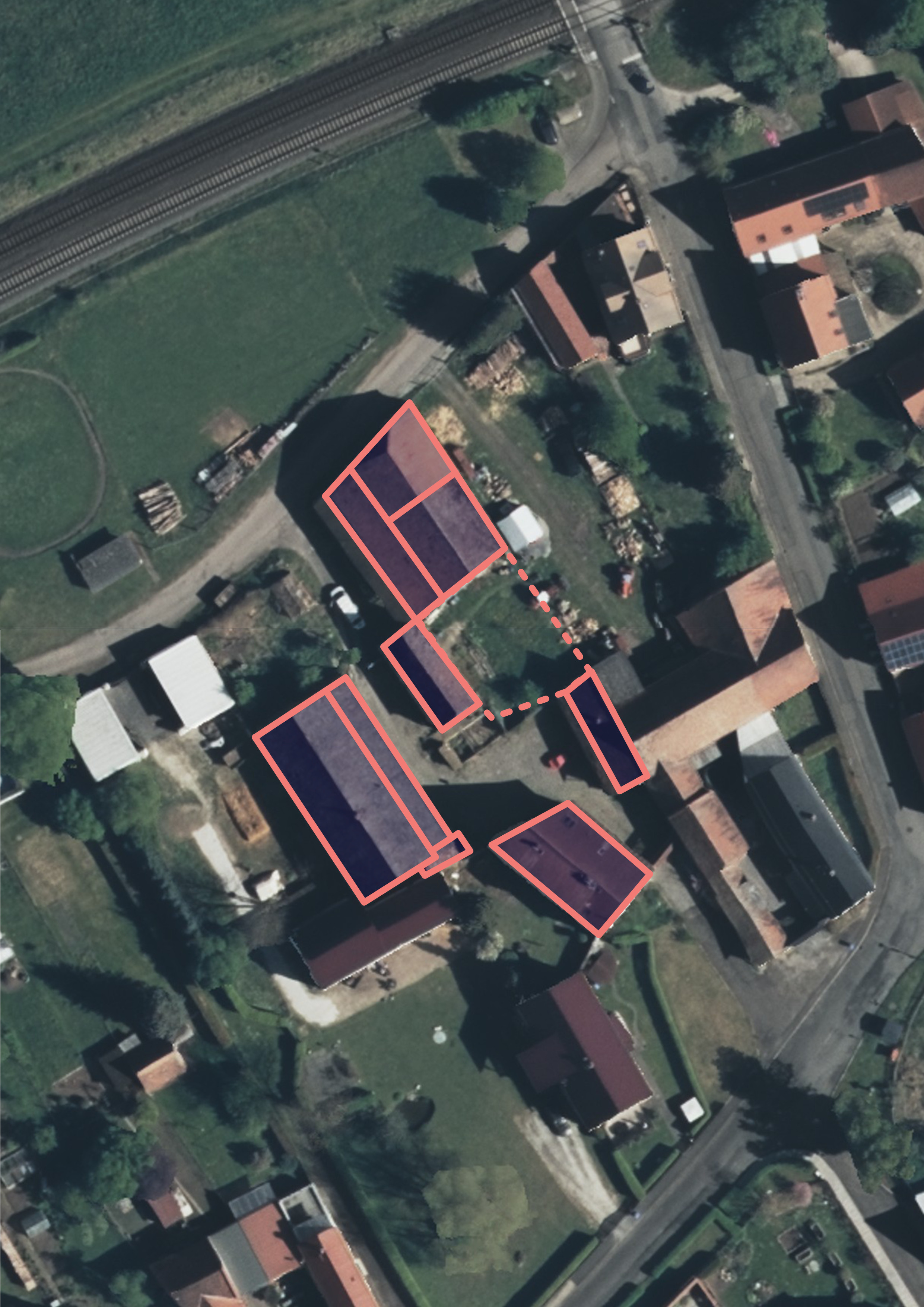 Ein Geh&ouml;ft von oben mit rot umrandeten Geb&auml;udeteilen.