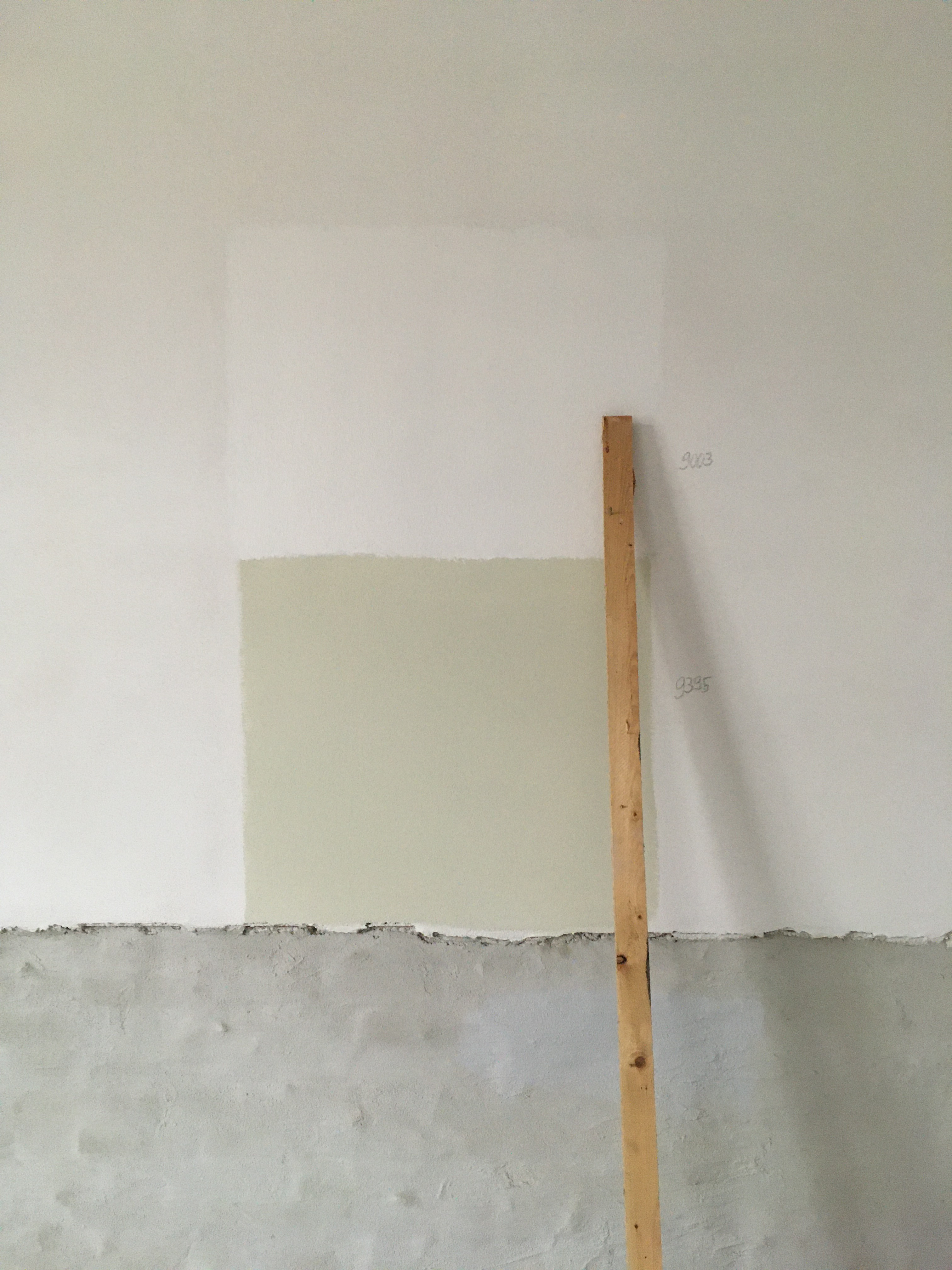 Ein zartgr&uuml;ner Farbanstrich als Ausschnitt auf einer Wand.
